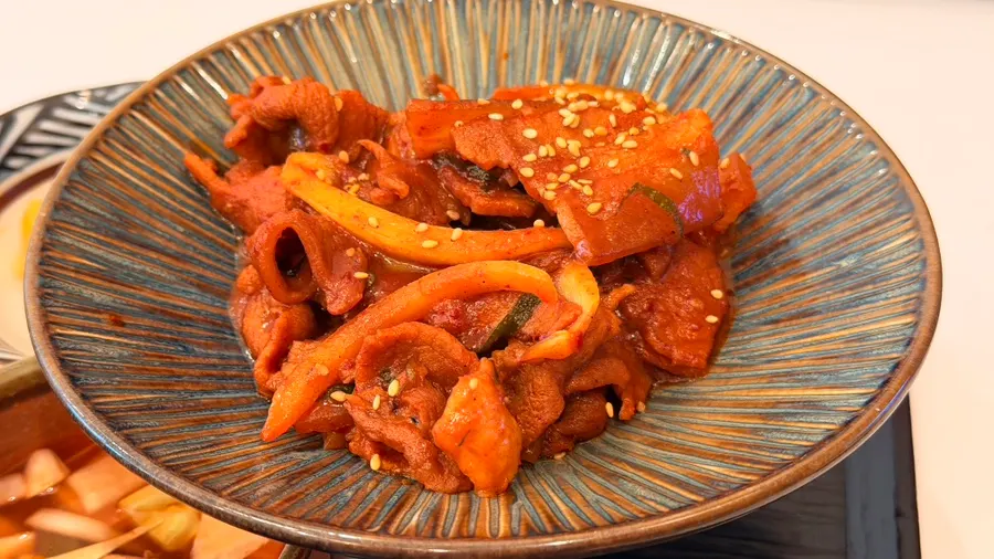 Bàn ăn gochujang bulgogi gondre stone-pot rice