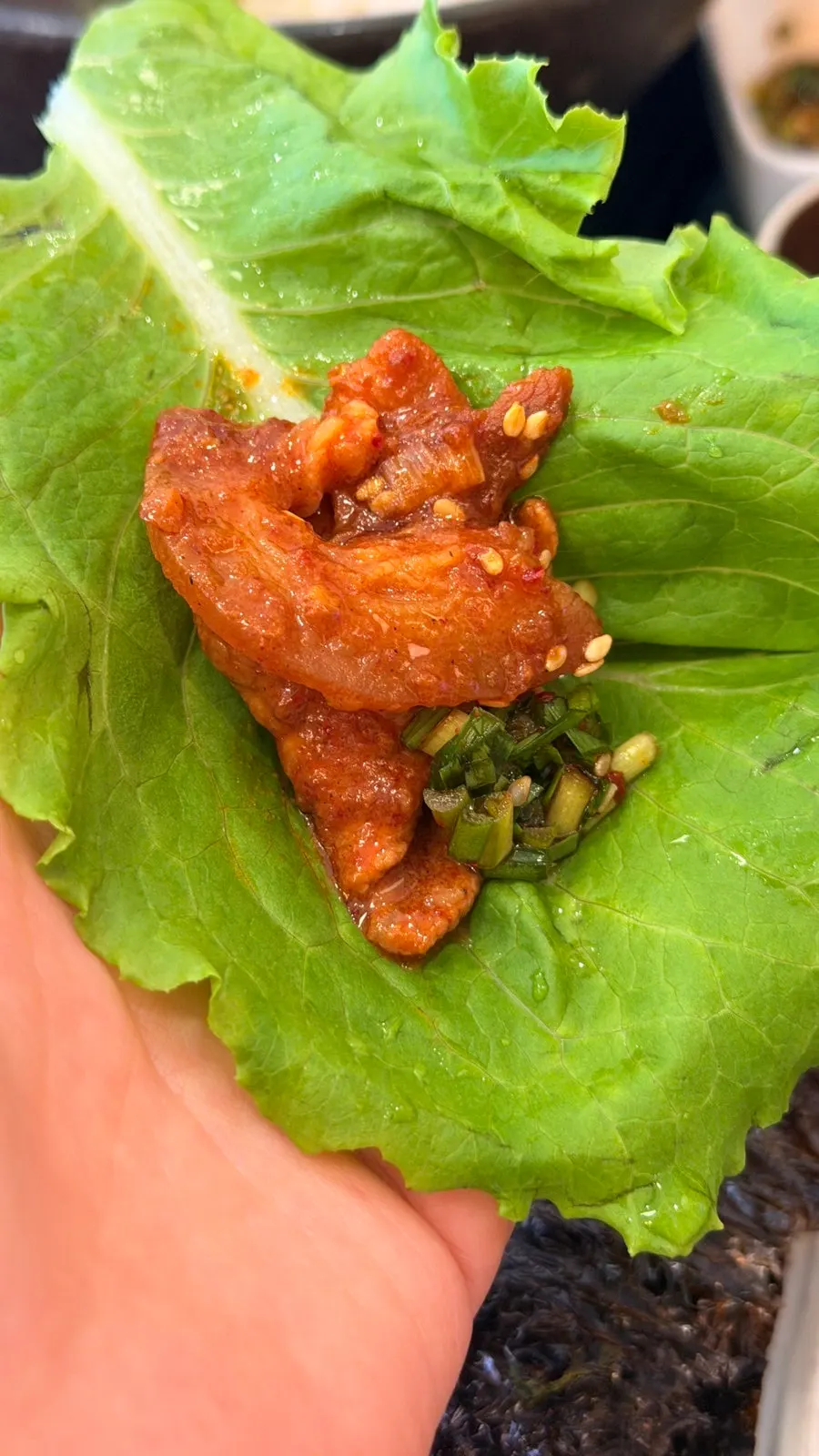 Gochujang bulgogi cuộn trong lá xà lách