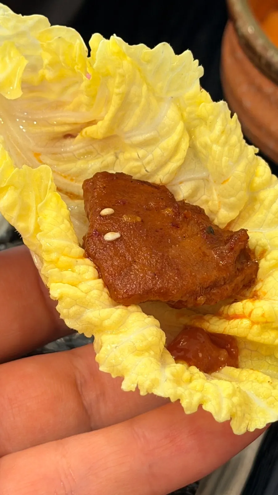 Miếng thịt ăn cùng dưa muối
