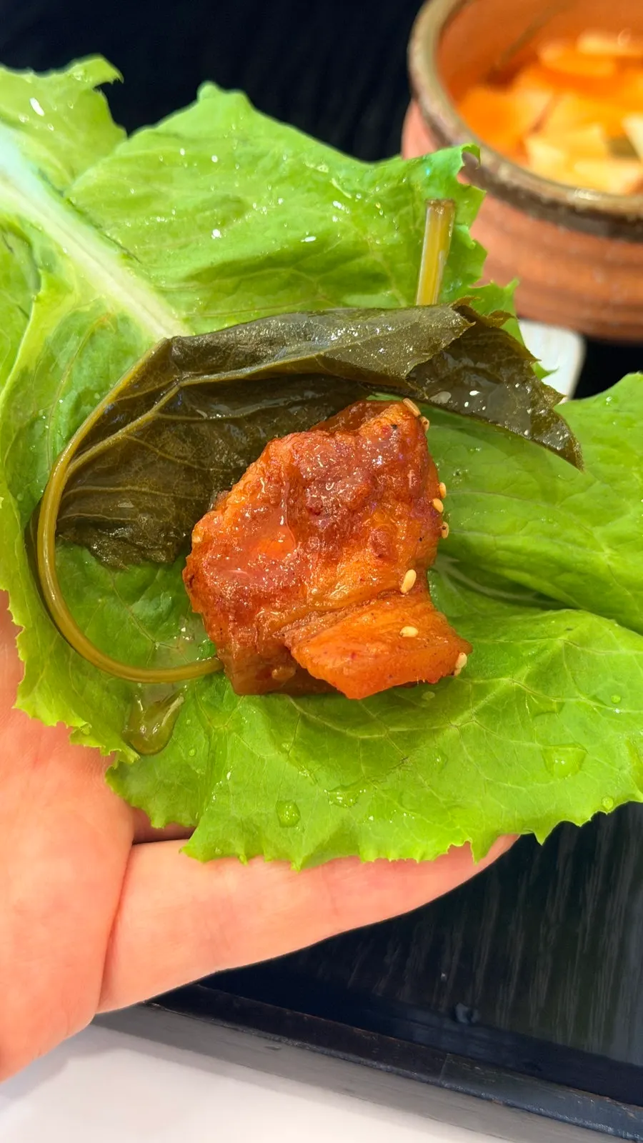 Bữa cơm nồi đá ăn cùng rau cuộn và món ăn kèm