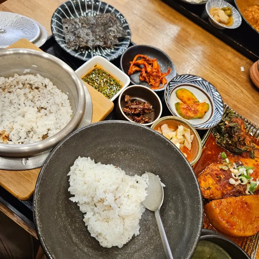 Seaweed soup served with the braised mackerel set