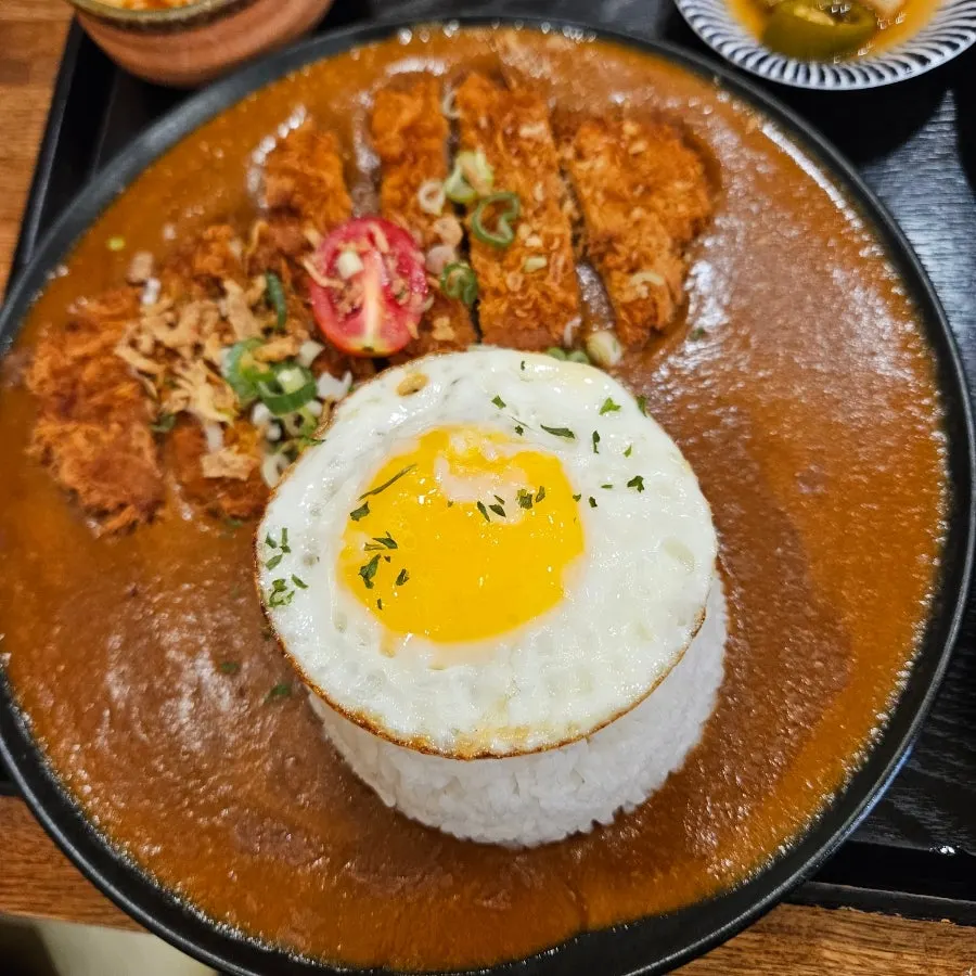 Crispy fried pork cutlet with curry rice