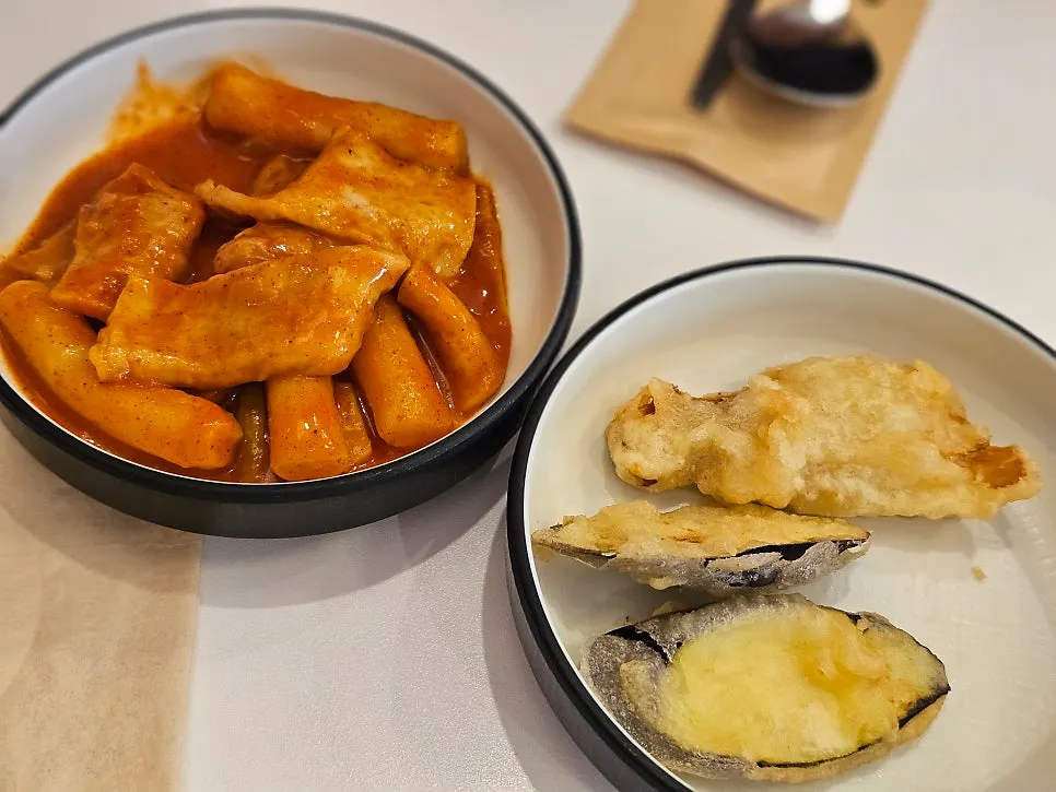 Tteokbokki and fritters brought over on a plate