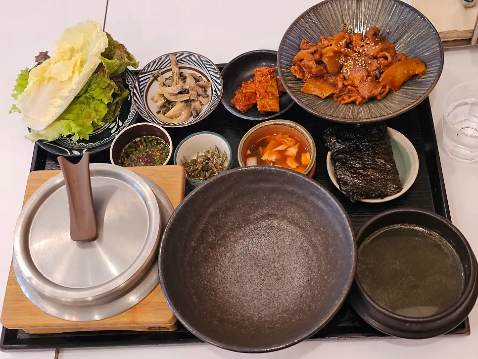 Gochujang bulgogi gondre stone-pot rice set served on a wood tray