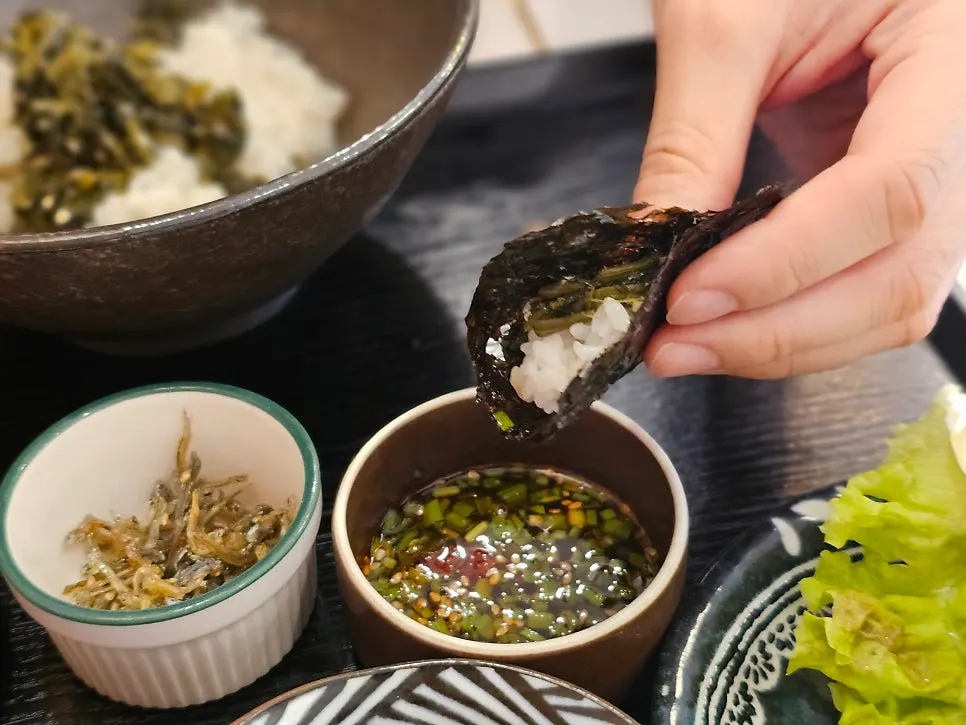 Gondre stone-pot rice wrapped in seaweed