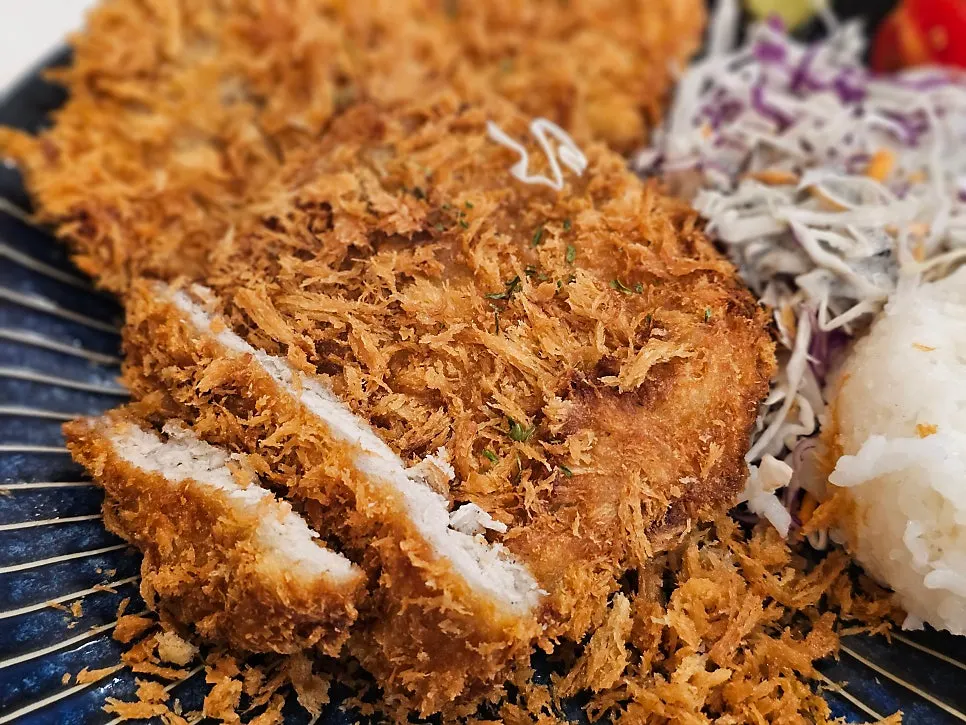 Cross-section showing the thickness of the pork cutlet meat