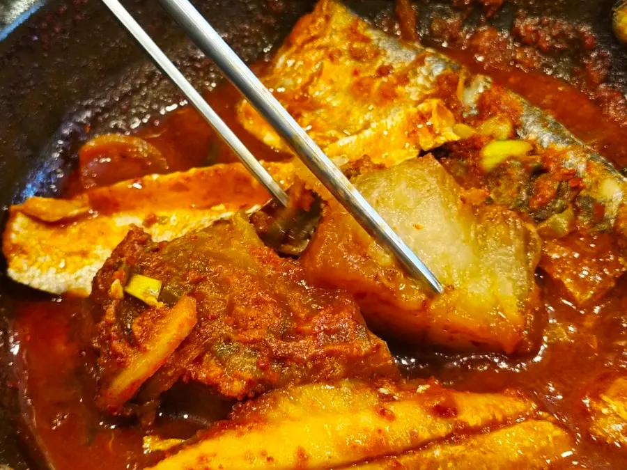갈치살과 양념을 올려 비빈 밥 한 그릇