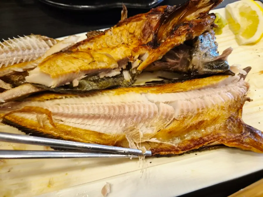 살을 발라 먹는 임연수구이 클로즈업