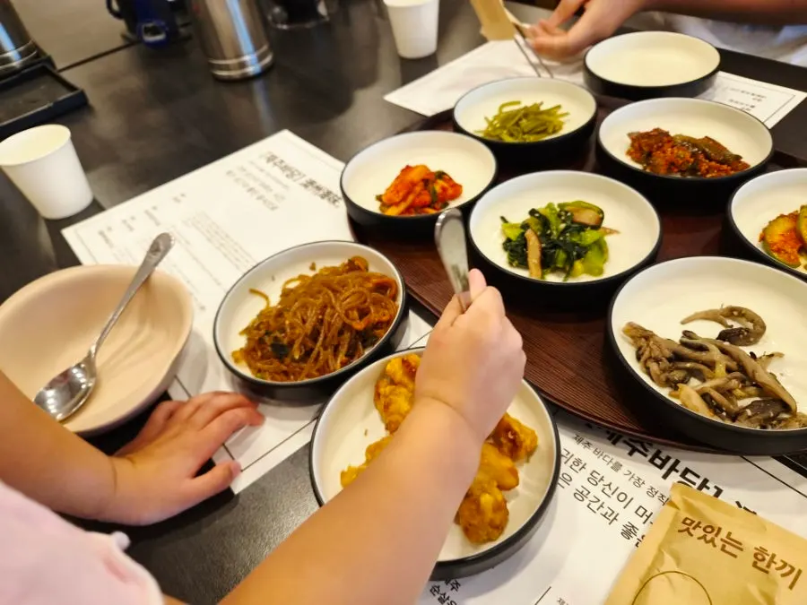 갈치조림과 솥밥이 함께 놓인 가족 외식 상