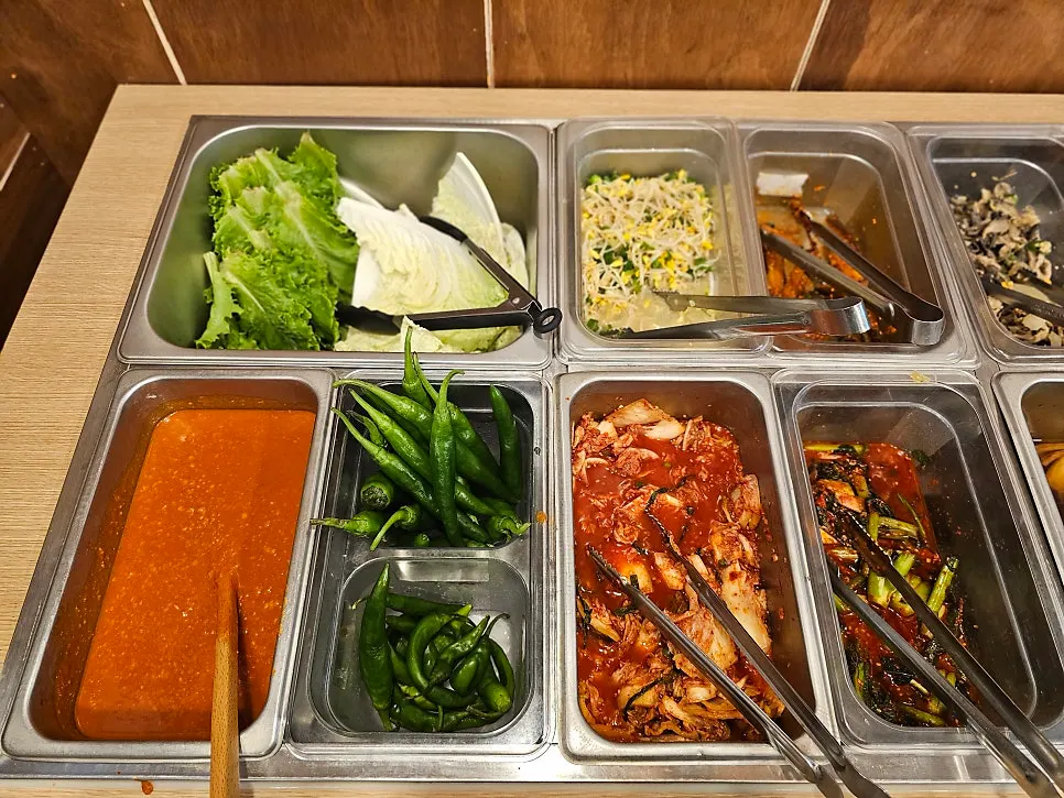 셀프바에 놓인 치킨과 잡채