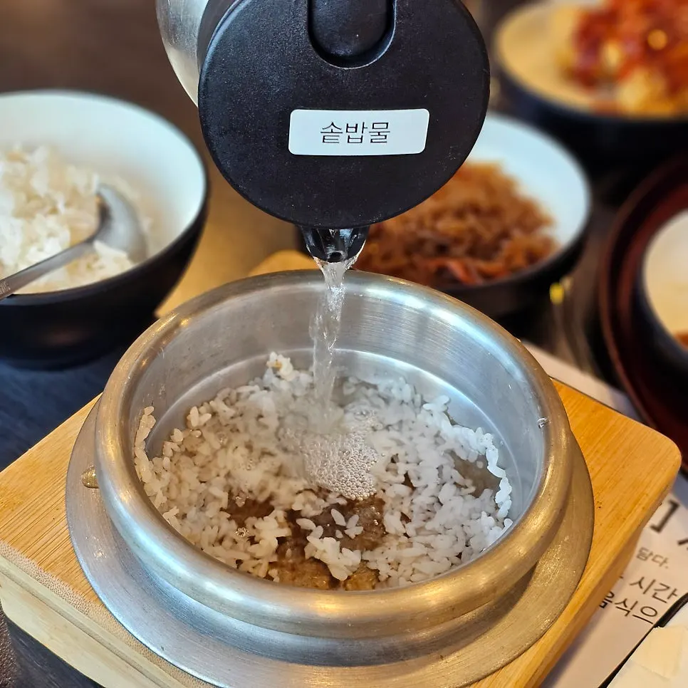 뚜껑을 연 제주바당 솥밥