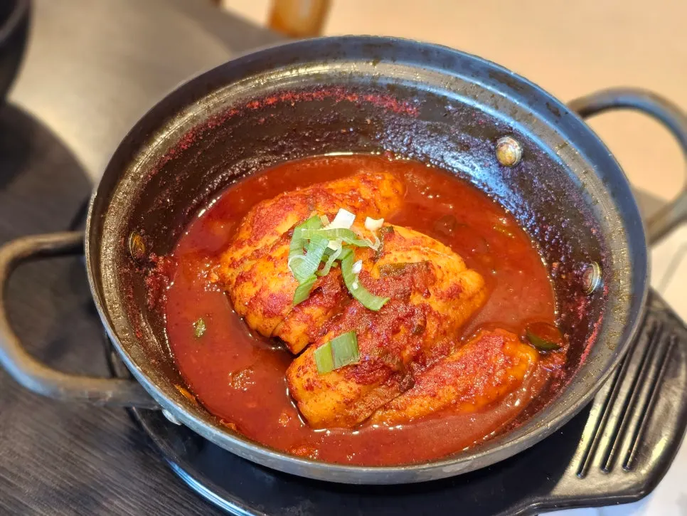 밥을 덜어낸 솥밥과 반상