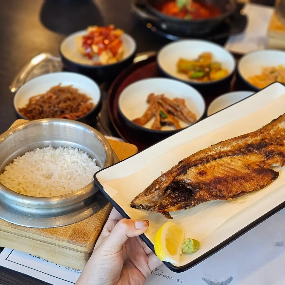 밥 위에 올린 순살갈치조림 한 점