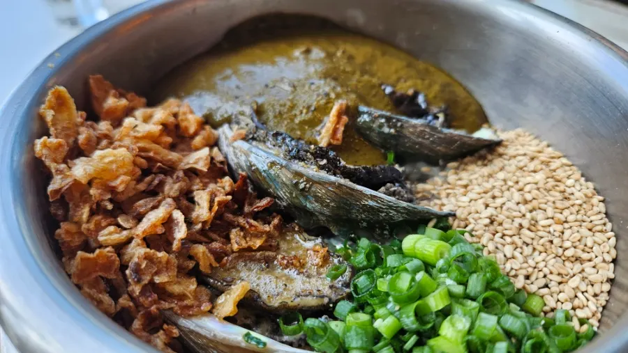 Pot rice with abalone and butter