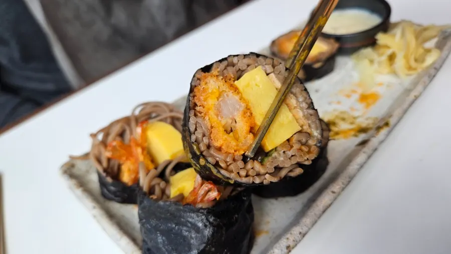 Gimbap with shrimp and buckwheat noodles