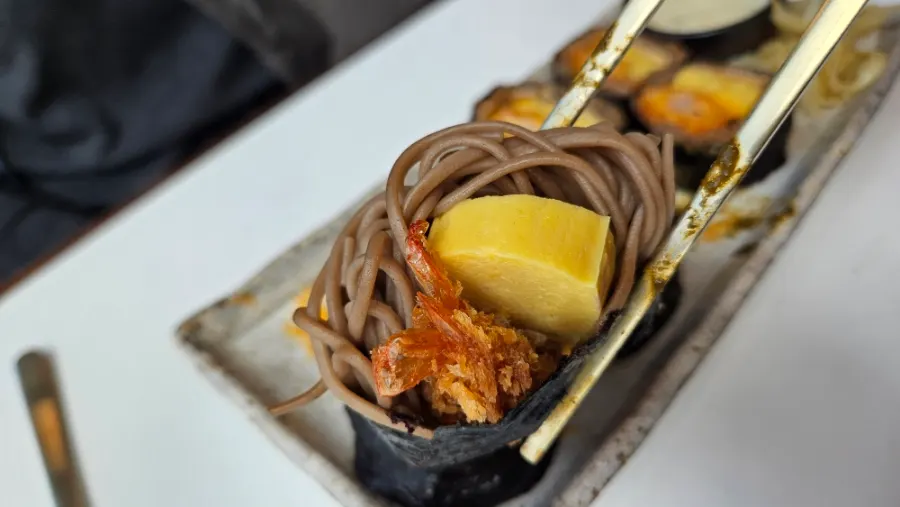 Shrimp buckwheat gimbap with tartar sauce