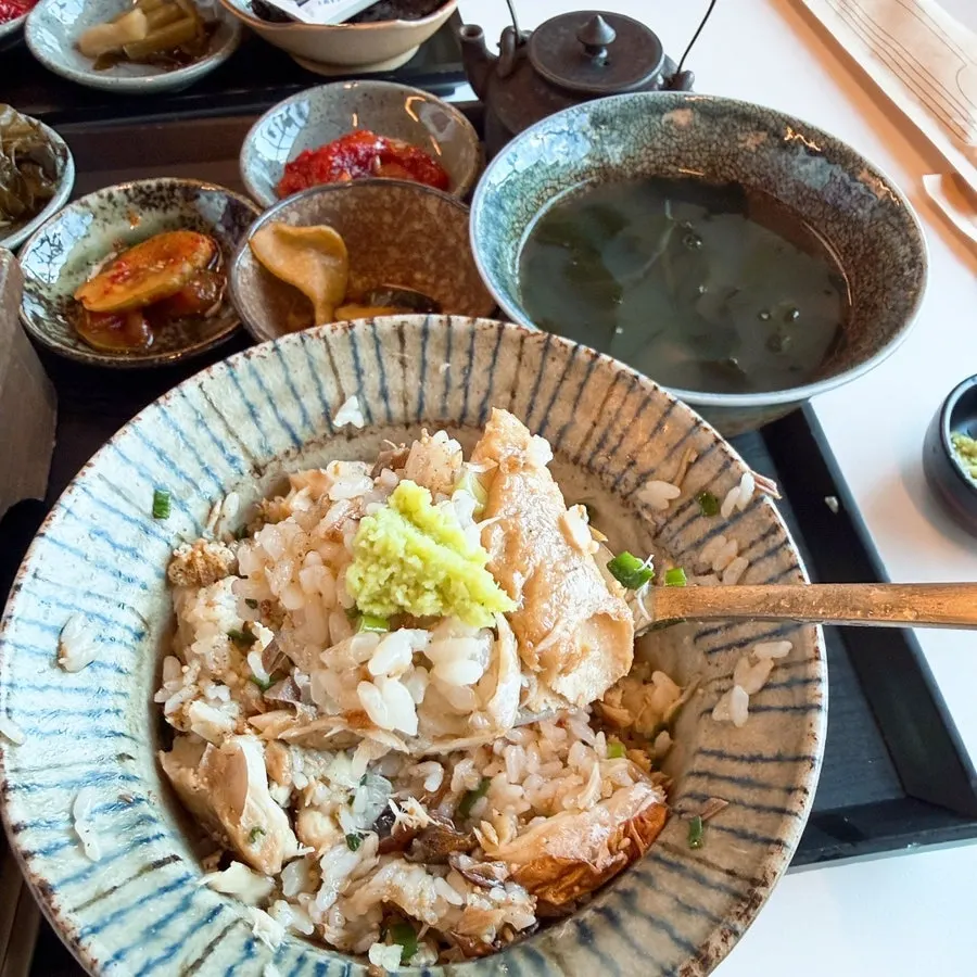Mackerel pot rice sprinkled with furikake
