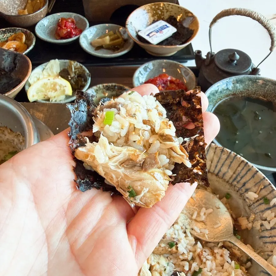 A bite of mackerel pot rice on dried seaweed