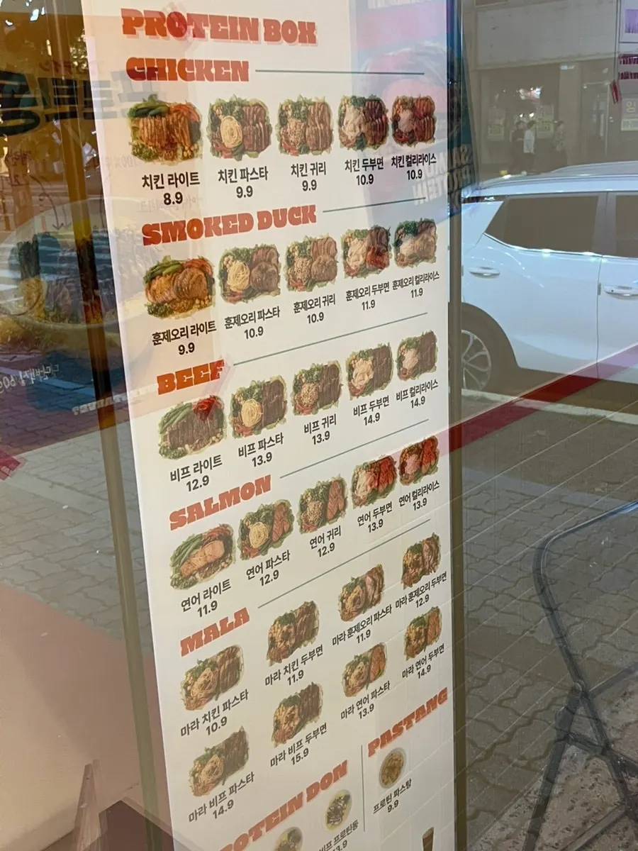 의자 서너 개가 놓인 혼밥용 바테이블