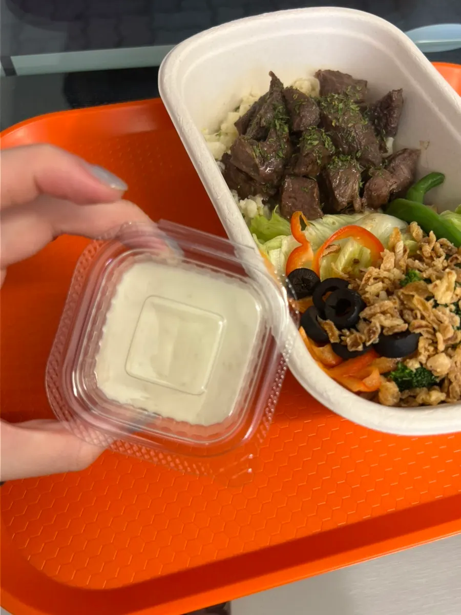 야채 종류가 다양하게 담긴 비프 포케 클로즈업