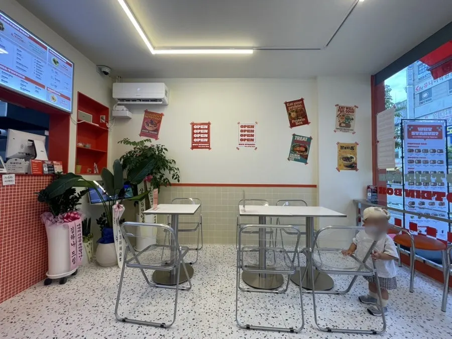 Interior view of Waiseutabeu Cheongju Gagyeong Branch, comfortable for solo dining