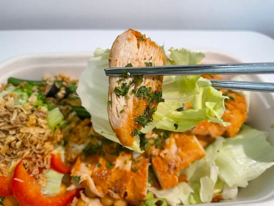 Thick-cut chicken with broccoli and paprika in the Chicken Light