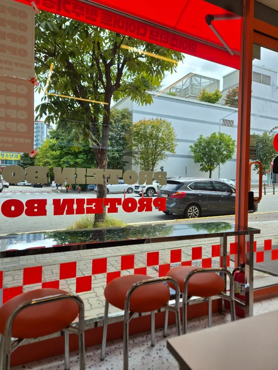 Interior decor of Waiseutabeu Cheongju Gagyeong Branch