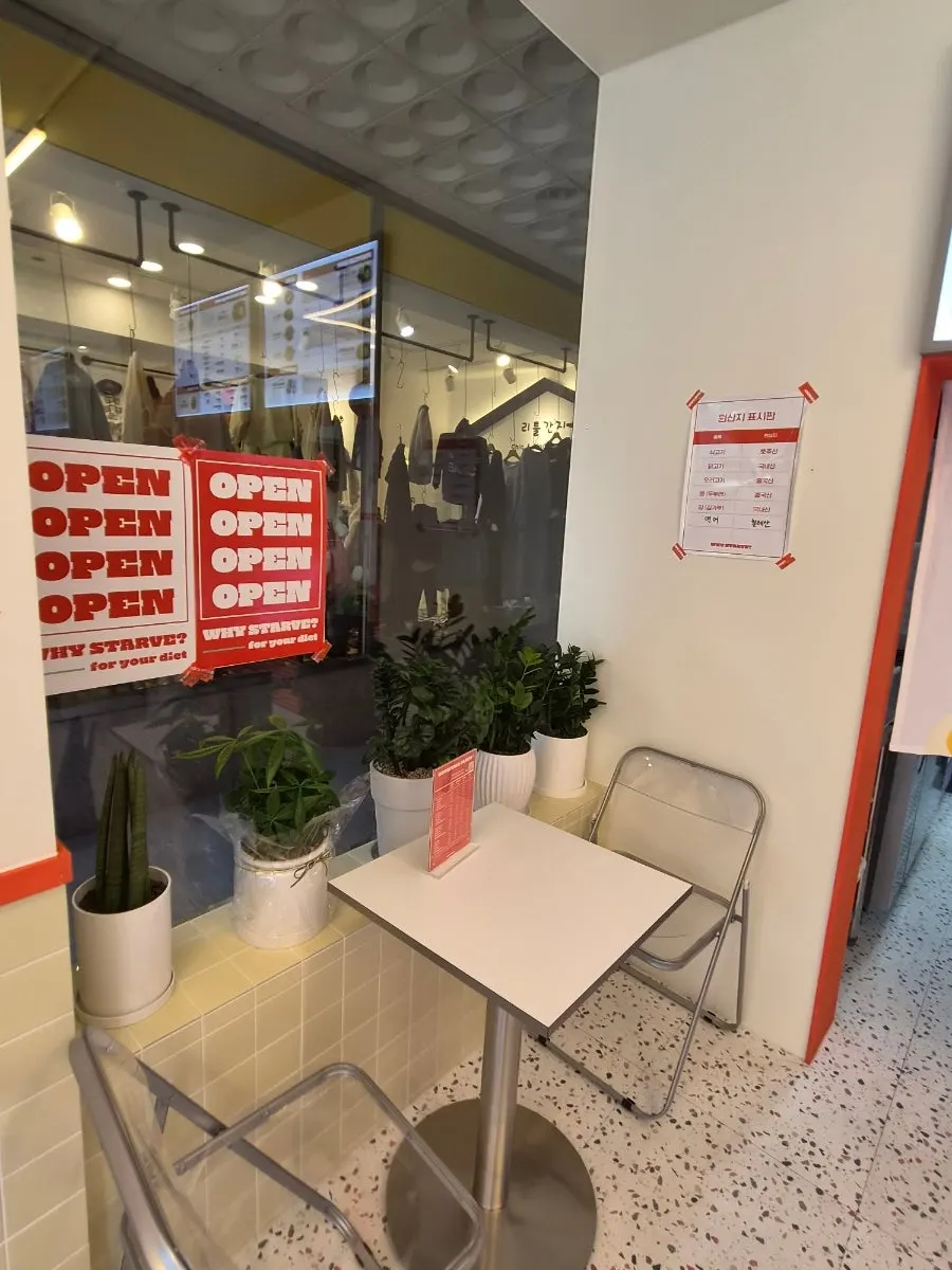 Table seating good for solo diners