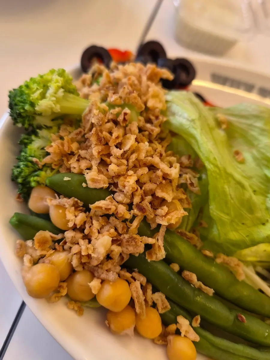 Bowl with beef, chickpeas, and broccoli