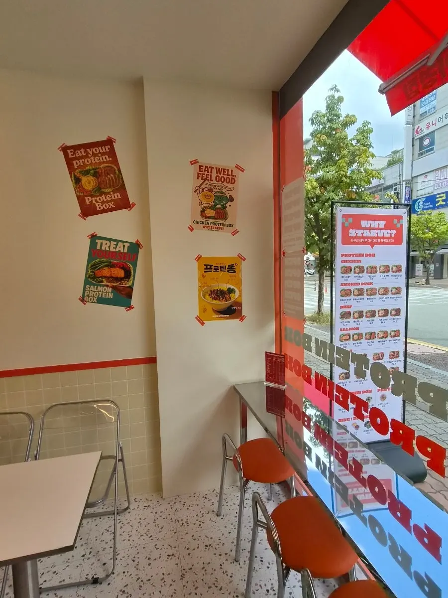 Clean store interior after finishing the meal