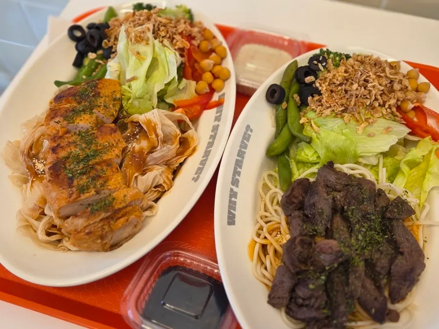 치킨 두부면과 비프파스타 두 접시 상차림