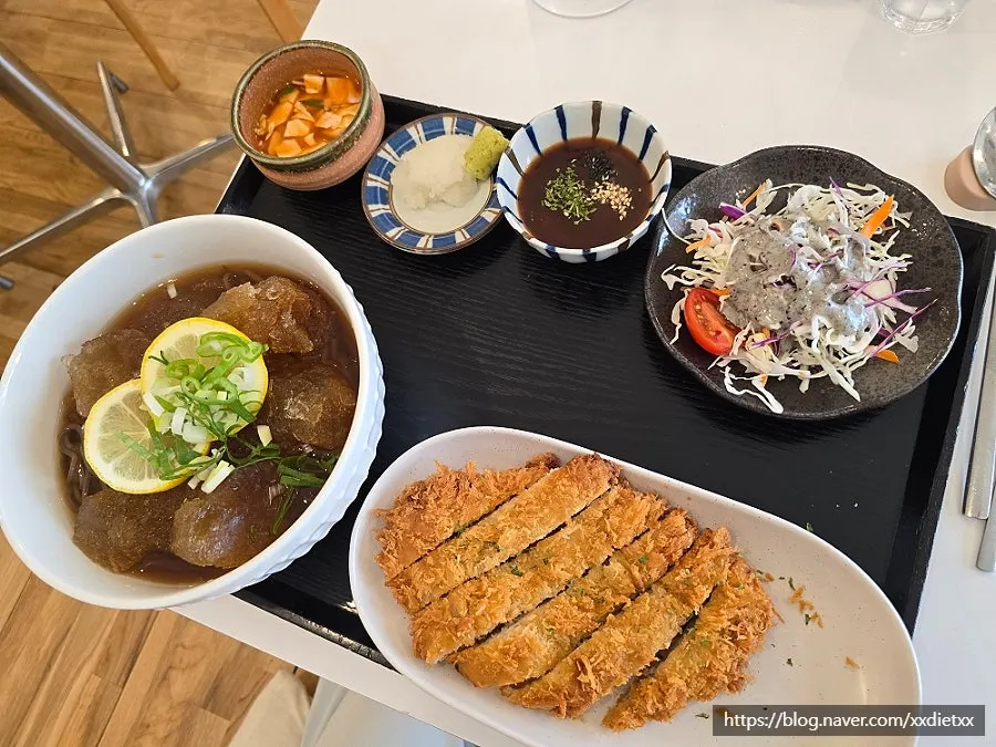 Piring berisi salad, tteokbokki, dan gorengan