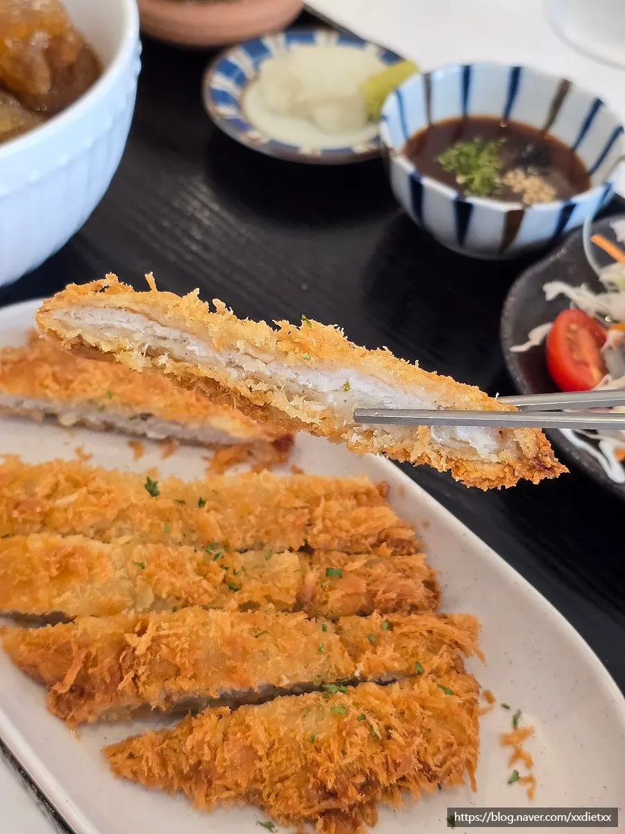 Foto susunan set meульешi soba tonkatsu