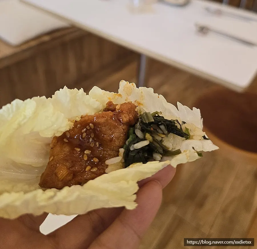 Foto satu meja penuh gochujang bulgogi solbap jangsik