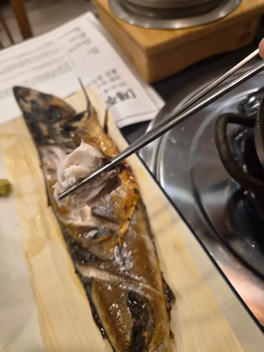 Meal with grilled mackerel and boneless braised hairtail