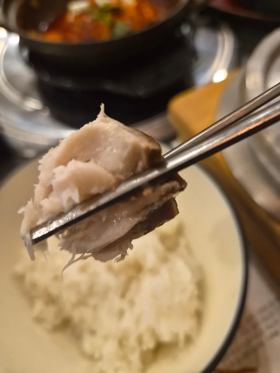 Main fish dishes served with pot rice