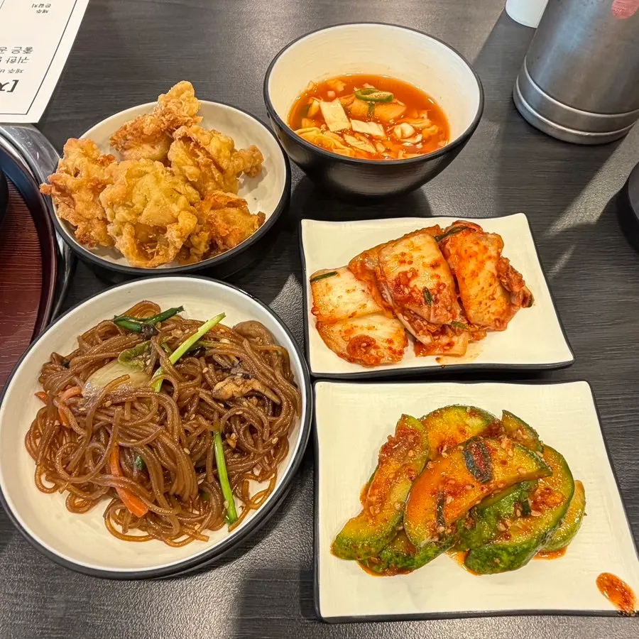 Chicken and japchae brought from the self-service bar