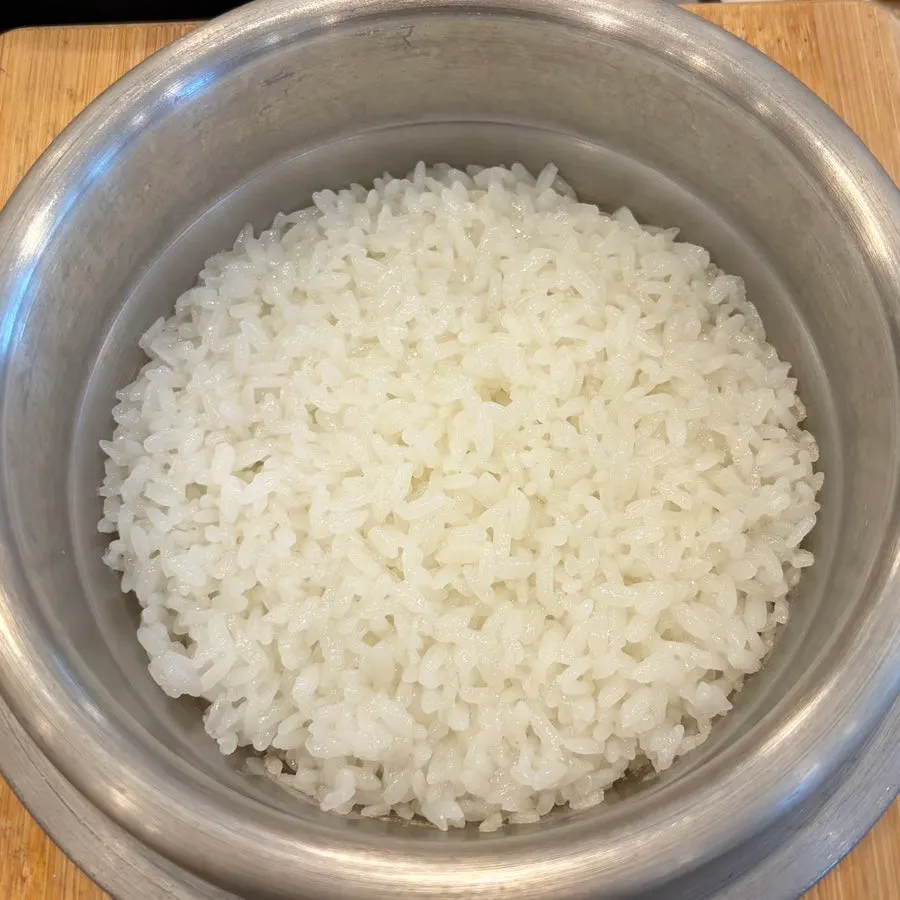 Pot rice and seaweed soup meal setting