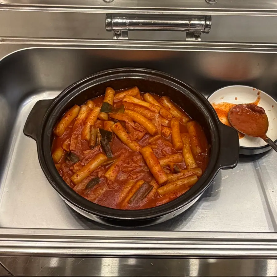 Fresh side dishes at the self-serve bar