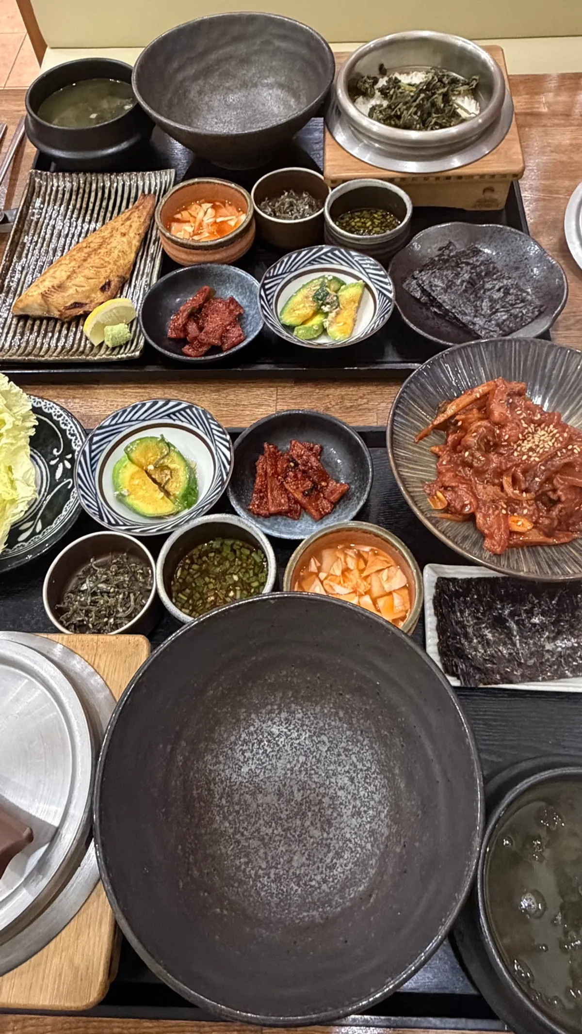 A full set of gondre sotbap and side dishes