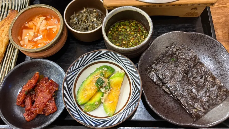 A full set of gochujang bulgogi and gondre sotbap
