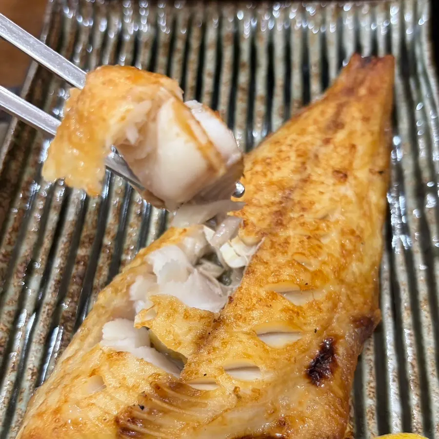 Grilled fish served alongside gondre sotbap
