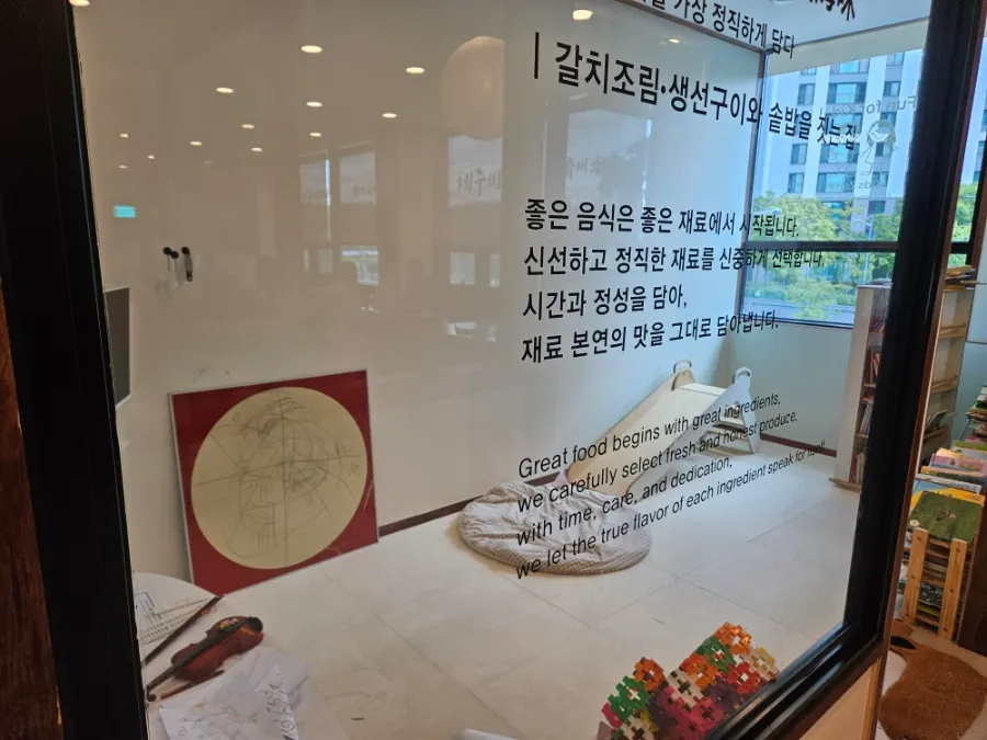 Self-service bar with boneless fried chicken and japchae