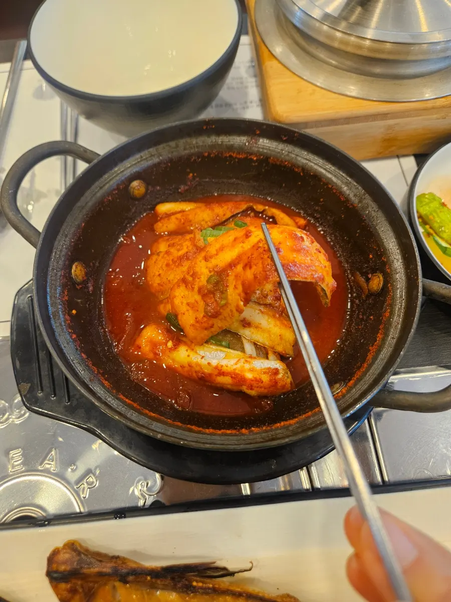 A full meal of boneless braised hairtail and grilled tilefish