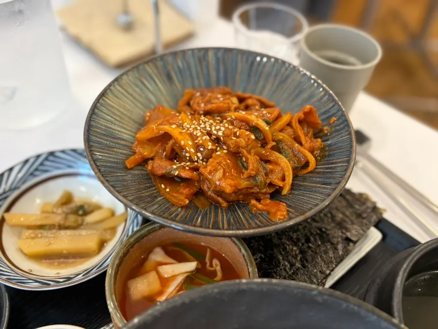 Gochujang bulgogi and gondre stone-pot rice set