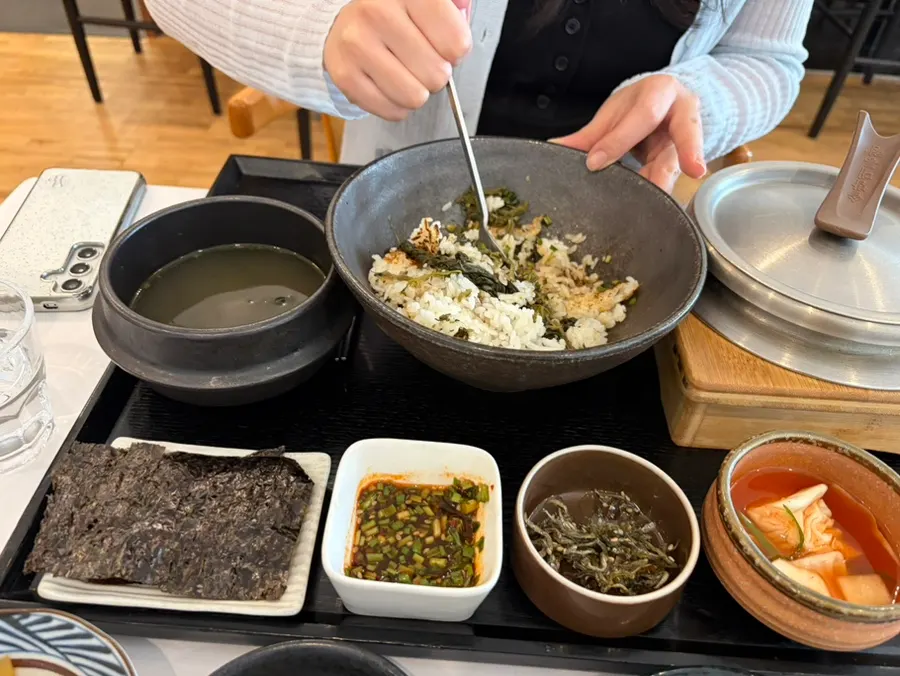 Hot water for stone-pot rice sungnyung
