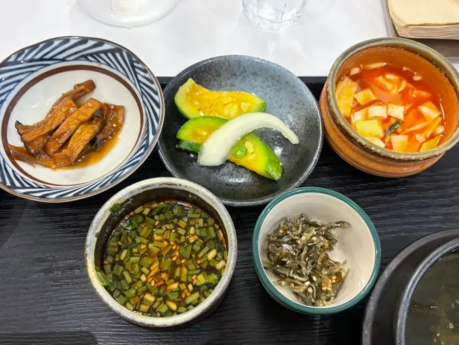 고추장불고기솥밥정식 상차림