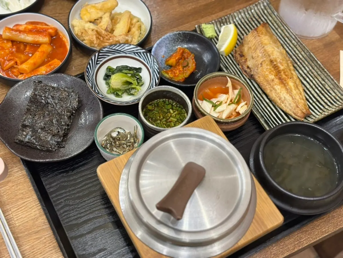 ชุดปลาย่างโซลบับของร้าน Oneul Haru จัดเต็มโต๊ะ