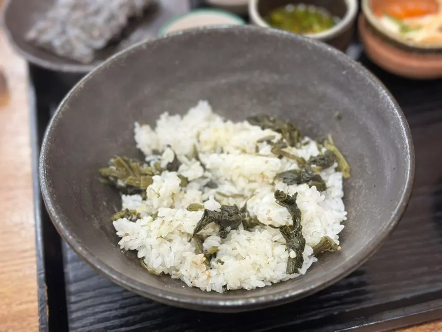 ข้าวหม้อดินกนเดรทลสตบับใส่ผักกนเดรเต็มหม้อ