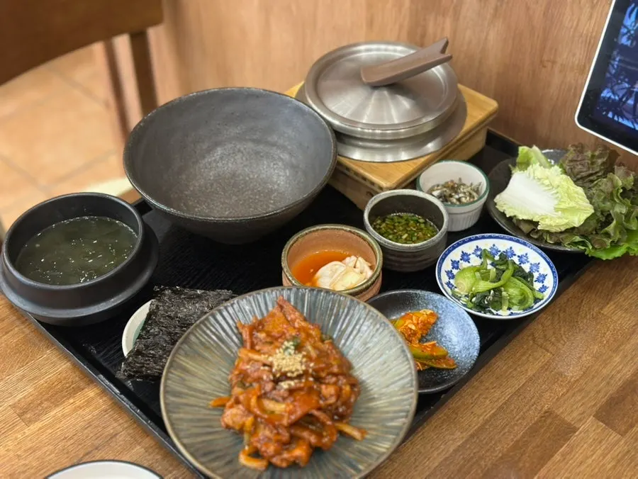เครื่องเคียงและซุปสาหร่ายของชุดปลาย่าง